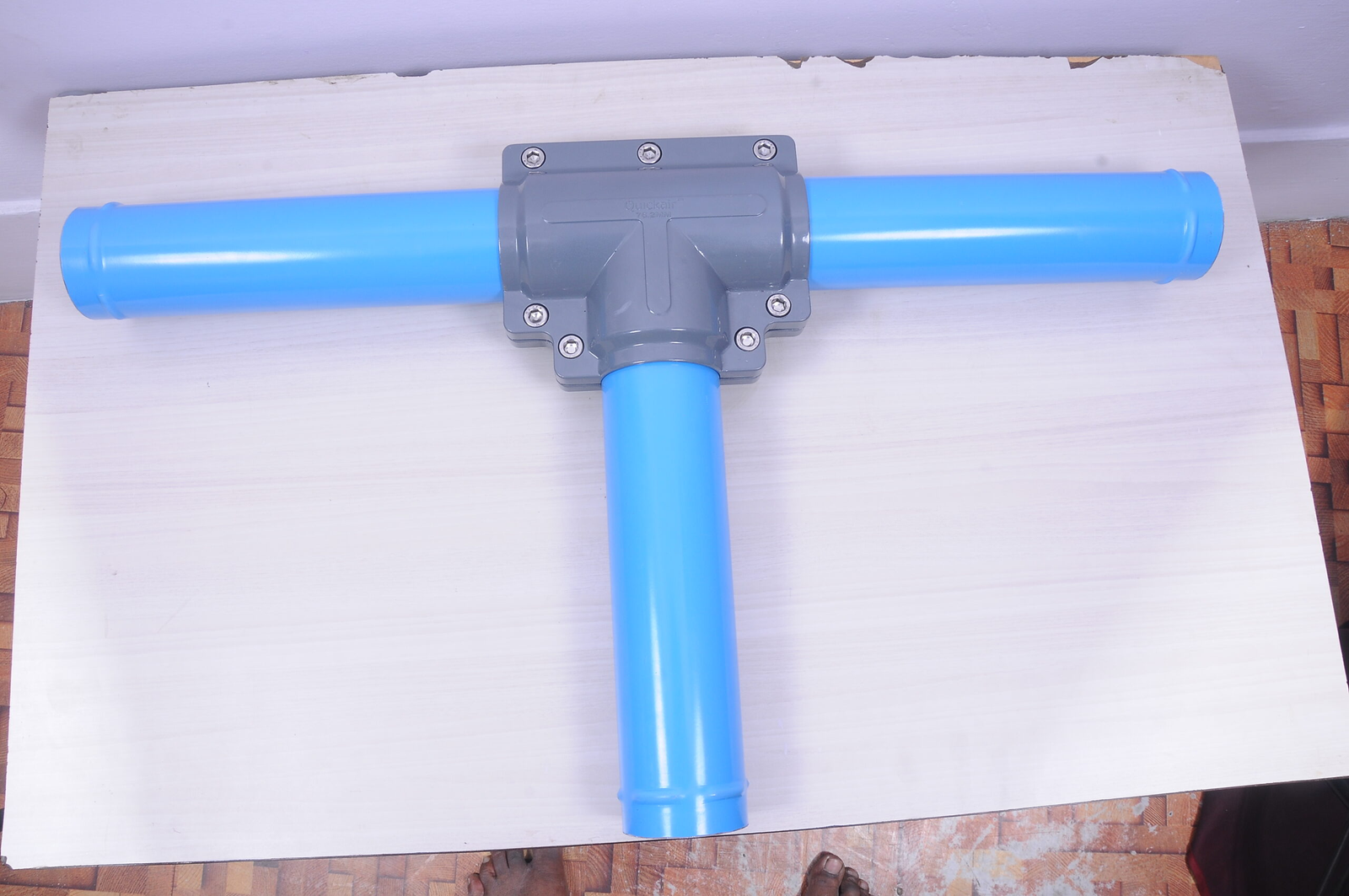 INTEGRATED TEE WITH PIPE